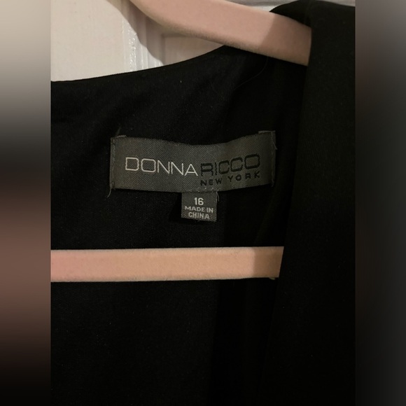 Elegant Black Sleeveless Dress - Picture 6 of 8